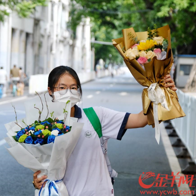 23 在广州第三中学高考考点，顺利结束高考的学生欢快地冲出考场，收获鲜花和拥抱，满满的开心，场面温馨.jpg