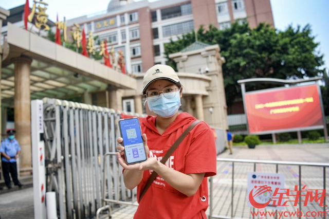 18 真光中学监考老师们凭72小时核酸检测阴性证明和健康码绿码入校监考.jpg