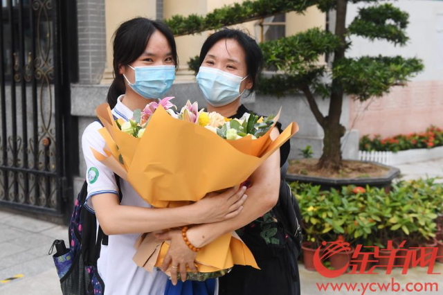 24 在广州市第一中学，妈妈为刚刚考完的孩子送上鲜花和祝福.jpg