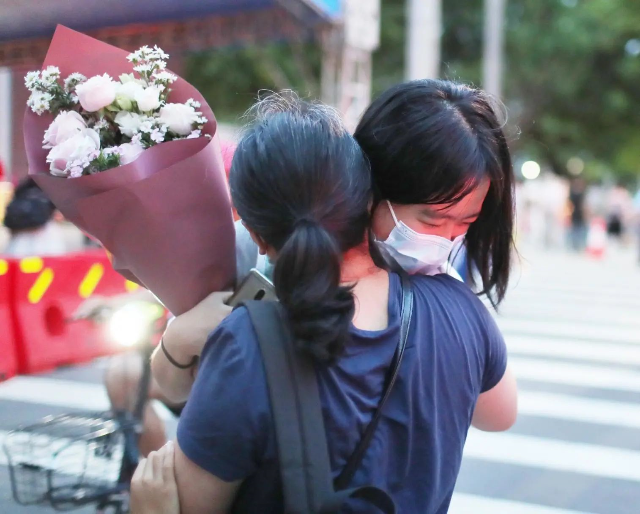 26 高考结束，考生家长与考生拥抱.jpg